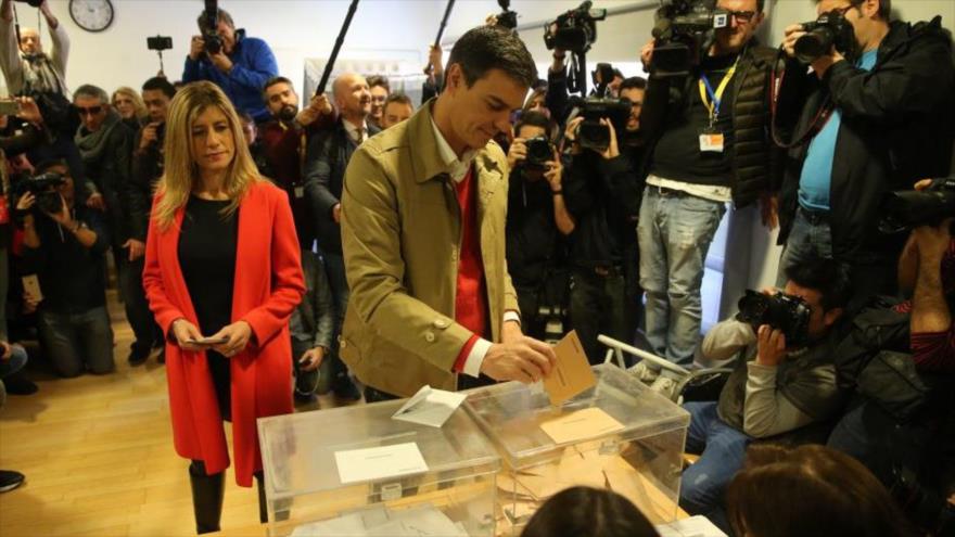 Pedro Sánchez, el candidato a la Presidencia del Gobierno español, vota desde el municipio de Pozuelo de Alarcón (Madrid), 20 de diciembre de 2015.