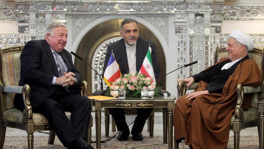 El presidente del Consejo del Discernimiento de Sistema de la República Islámica, Ali Akbar Hashemi Rafsanyani, se reúne con el presidente del Senado francés, Gerard Larcher, en Teherán, capital iraní, 20 de diciembre de 2015.