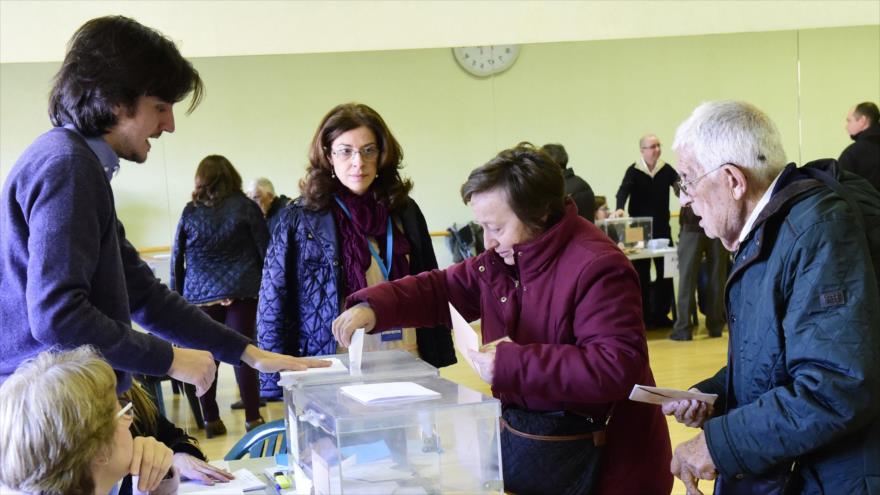 Una mujer emite su voto en las elecciones generales de España en la capitalina Madrid, el 20 de diciembre de 2015