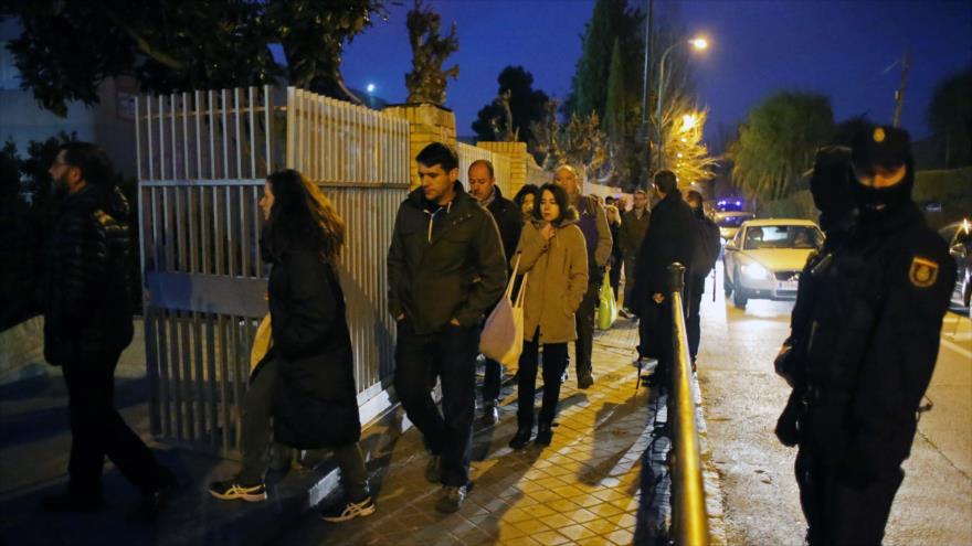 Electores llegan a un centro de votación en Madrid el 20 de diciembre de 2015. Los españoles acuden a las urnas hoy en lo que se espera que sea uno de los concursos más reñidos de la historia moderna, con la participación de dos nuevos partidos emergentes Podemos y Ciudadanos.