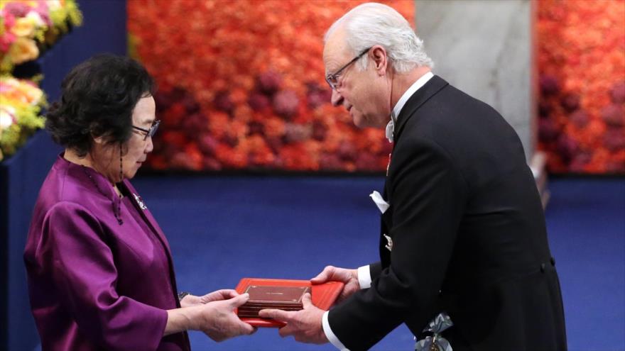 La farmacóloga china Tu Youyou y el rey de Suecia, Carlos XVI Gustavo.