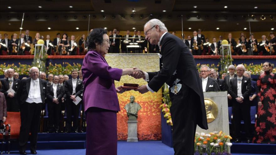 La farmacóloga china Tu Youyou y el rey de Suecia, Carlos XVI Gustavo.