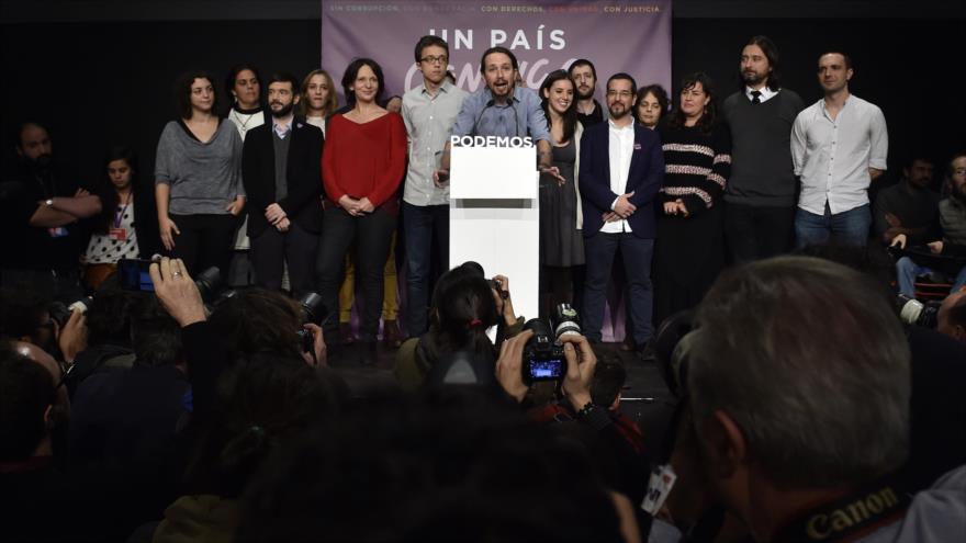El secretario general del partido español Podemos, Pablo Iglesias, ofrece un discurso tras las elecciones generales, 20 de diciembre de 2015.