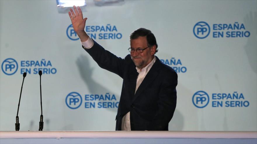El presidente del Gobierno español y candidato del Partido Popular (PP) a la Presidencia, Mariano Rajoy, celebra la victoria de su formación política tras las elecciones generales de España, 20 de diciembre de 2015.
