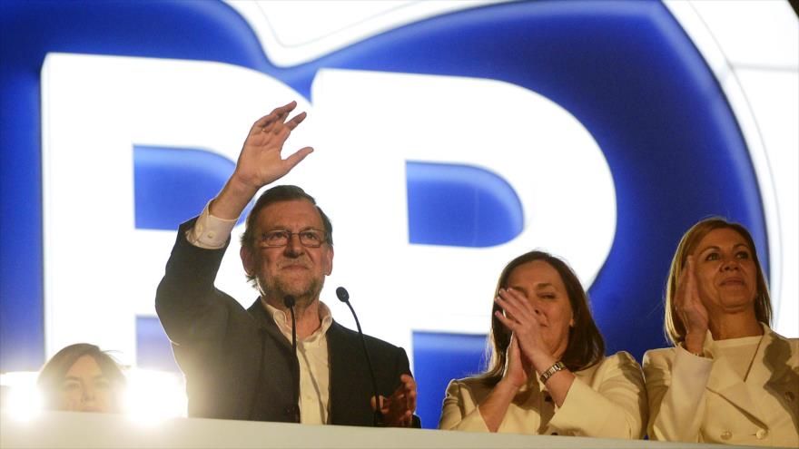 El presidente del Gobierno español y aspirante del Partido Popular (PP) a La Moncloa, Mariano Rajoy, celebra la victoria de su partido en las elecciones generales de España, 20 de diciembre de 2015.