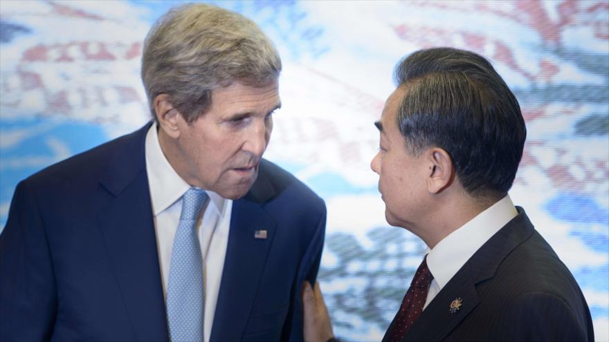 Wang Yi (dcha.), ministro de Exteriores de China, y su par estadounidense, John Kerry. 