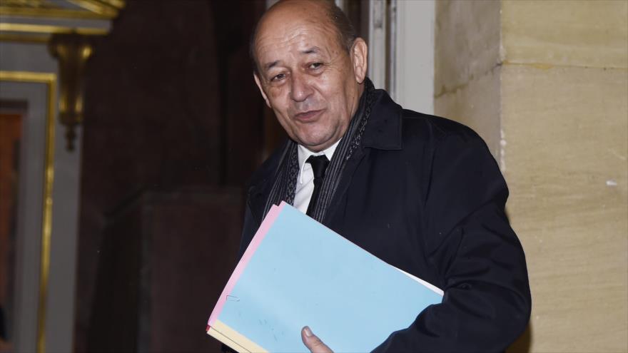 El ministro de Defensa de Francia, Jean-Yves Le Drian, llega a la localidad donde se prevé celebrar una reunión sobre los ataques terroristas del 13 de noviembre en la capitalina ciudad de París. 15 de diciembre de 2015