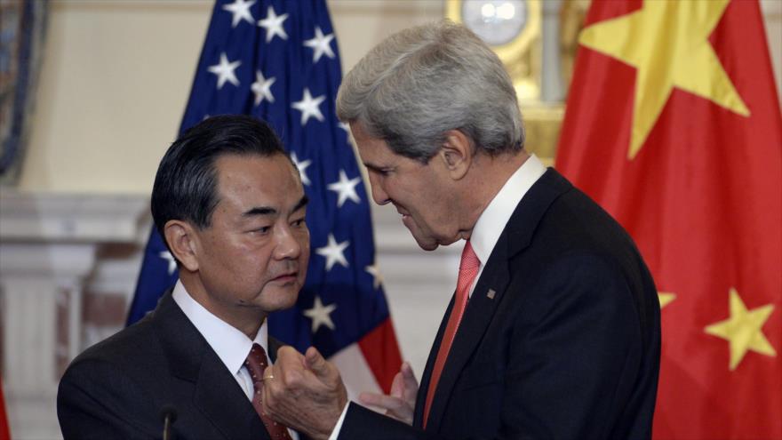 El ministro de Asuntos Exteriores de China, Wang Yi (izda.), y su par estadounidense, John Kerry (dcha.). 