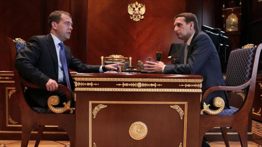 Serguei Narishkin (dcha.), presidente de la Duma rusa, en una reunión mantenida con el primer ministro de Rusia, Dmitri Medvedev.