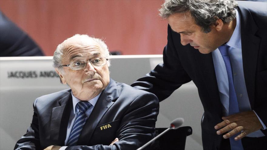 El presidente dimisionario de la FIFA, Joseph Blatter (izda.), y Michel Platini, presidente suspendido de la UEFA.