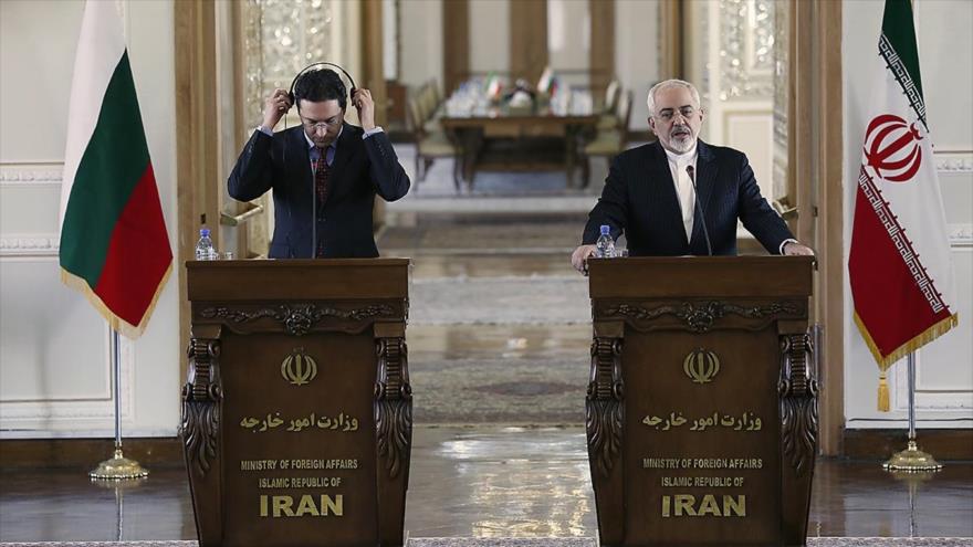 El ministro iraní de Asuntos Exteriores, Mohamad Yavad Zarif (dcha), durante una rueda de prensa conjunta con su homólogo búlgaro, Daniel Mitov, Teherán (Irán), 21 de diciembre de 2015.