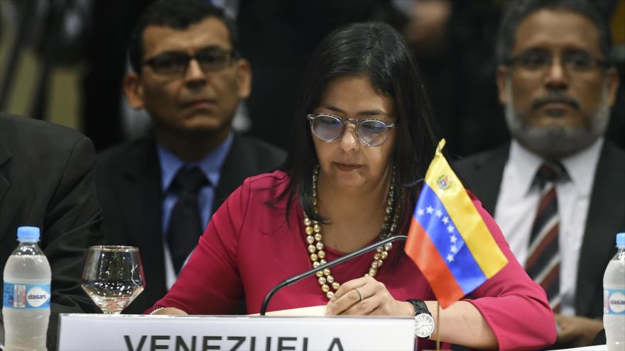 La canciller venezolana, Delcy Rodríguez, antes de ofrecer discurso en la 49° Cumbre de Jefas y Jefes de Estado del Mercado Común del Sur (Mercosur), en Asunción, capital paraguaya, 21 de diciembre de 2015.
