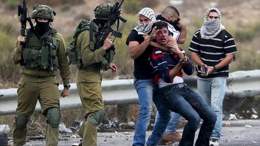 Soldados israelíes vestidos de civil detienen a un joven palestino durante la tercera Intifada, en la ciudad palestina de Ramalá, en la Cisjordania ocupada.