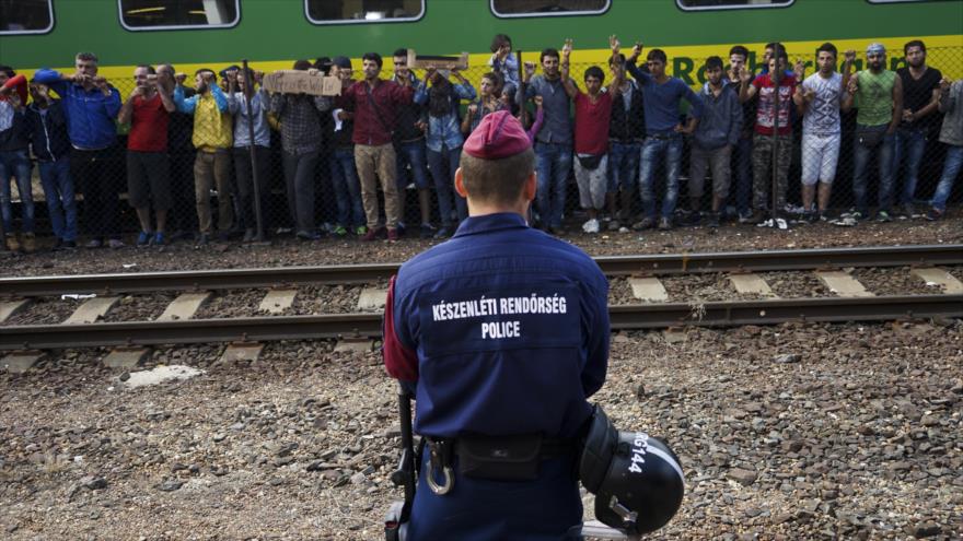Refugiados en busca de asilo congregados en una estación de ferrocarril en Budapest, capital de Hungría.