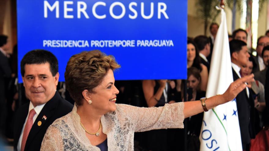 La presidenta de Brasil, Dilma Rousseff, llega a la 49° Cumbre de Jefas y Jefes de Estado del Mercado Común del Sur (Mercosur), 21 de diciembre de 2015.