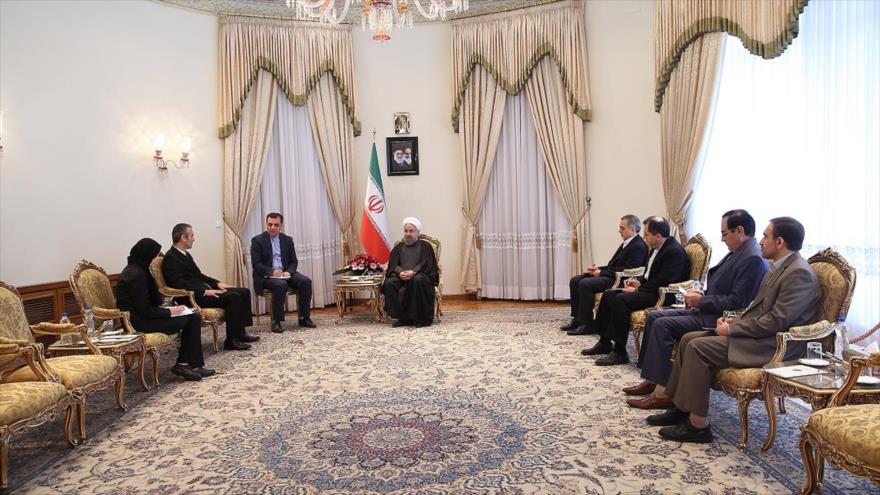 El presidente de Irán, Hasan Rohani, recibe a Igor Jokovich, nuevo embajador acreditado de Eslovenia en Teherán, capital iraní, 21 de diciembre de 2015.