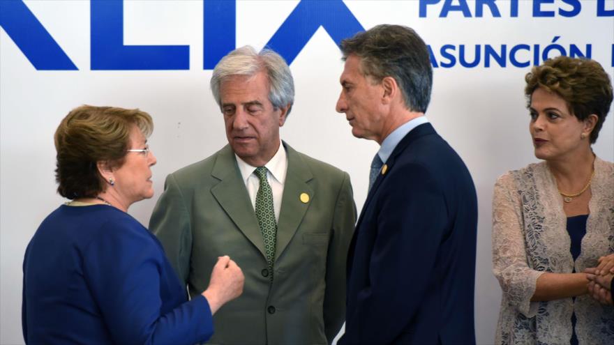 De izquierda a derecha, los presidentes de Chile, Michelle Bachelet, de Uruguay, Tabaré Vázquez, de Argentina, Mauricio Macri, y de Brasil, Dilma Rousseff, en una foto en la 49ª Cumbre de Jefas y Jefes de Estado del Mercado Común del Sur (Mercosur), 21 de diciembre de 2015.