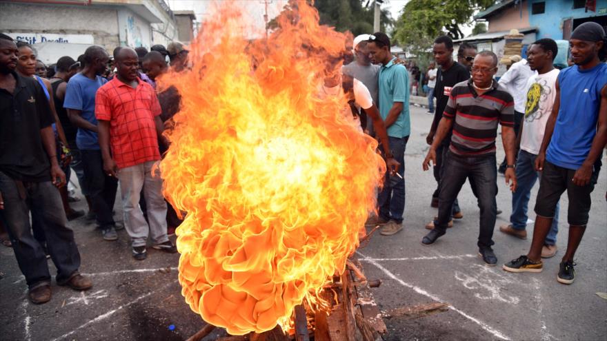 Ciudad capitalina de Pyerto Príncipe, los haitianos marchan contra el Consejo Electoral Provisional (CEP), los resultados de las elecciones y también para solicitar una comisión independiente para revisar el resultado de las próximas elecciones, 12 de diciembre de 2015.
