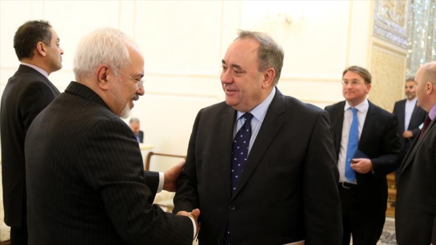 El canciller iraní, Mohamad Yavad Zarif, recibe al ex primer ministro de Escocia Alex Salmond en Teherán, capital iraní, 21 de diciembre de 2015.