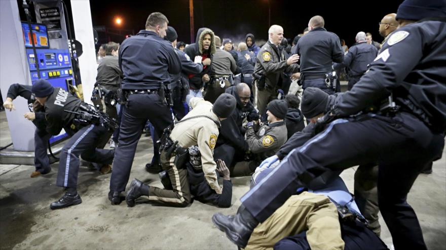 Un enfrentamiento violento entre afroamericanos y policías de EE.UU.