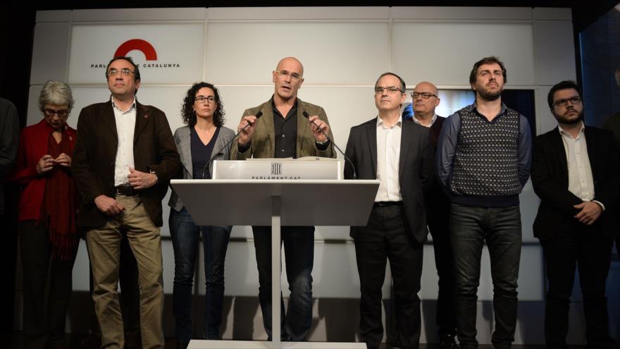 El líder de la coalición catalana proindependentista Junts pel Si (Juntos por el Sí), Raül Romeva (centro), se dirige a los periodistas junto a otros miembros de su coalición en el Parlamento de Cataluña, en Barcelona, noreste de España. 22 de diciembre de 2015.