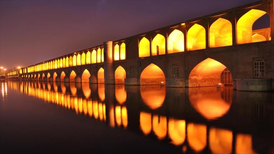 La estructura del puente histórico, conocido popularmente como Si-o-seh Pol (33 puentes), en la ciudad iraní de Isfahán.
