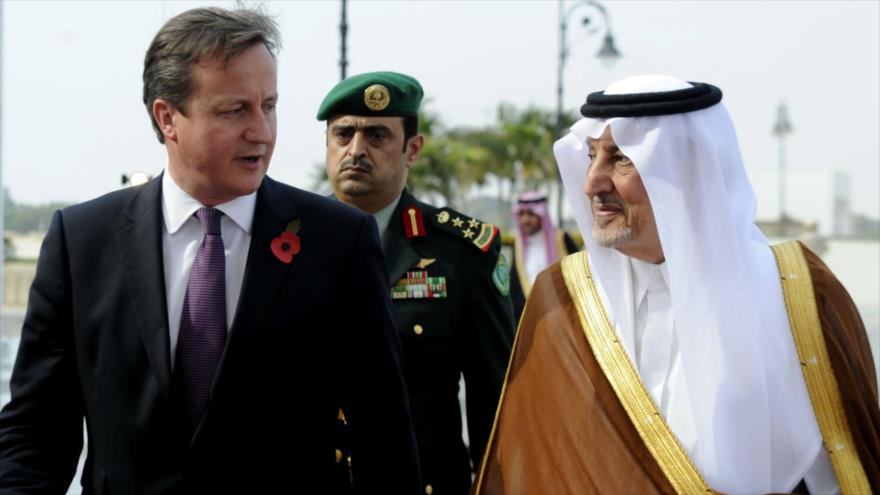 El primer ministro británico, David Cameron (izda.), junto con el exministro de Asuntos Exteriores de Arabia Saudí, Saud al-Faisal.