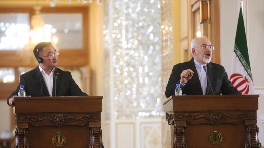 El canciller iraní, Mohamad Yavad Zarif (dcha.), en una rueda de prensa con su par mongol, Lundeg Purevsuren, en Teherán, capital iraní. 23 de diciembre de 2015
