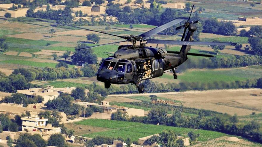 Un helicóptero modelo UH-60L Black Hawk, fabricado por una campañía estadounidense, sobrevuela la provincia de Nangarhar, este de Afganistán.