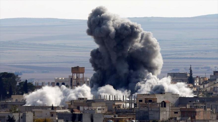 Explosión de bomba provocada en la ciudad siria de Kobani después de un ataque aéreo lanzado por la llamada coalición anti-EIIL. 