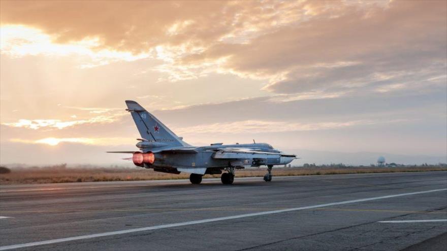 Un avión de combate ruso Su-24 despega de la base aérea de Hmeimim, en la provincia siria de Latakia (noroeste de Siria).