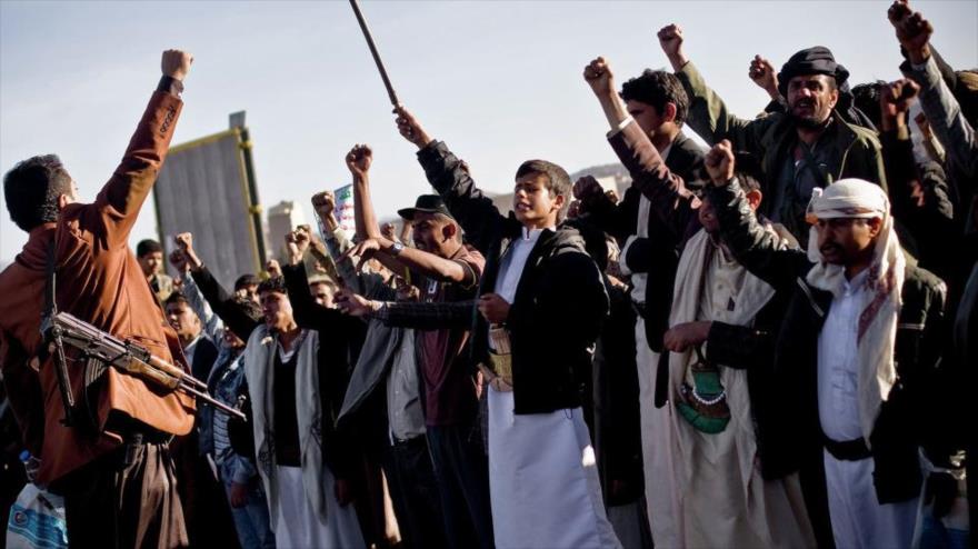 Combatientes del movimiento popular yemení Ansarolá.