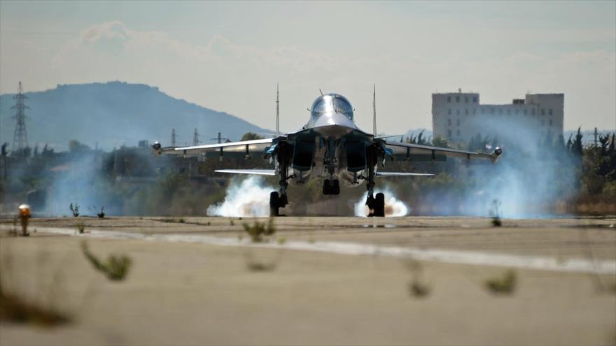 Un cazabombardero Su-34 aterriza en la base aérea de Hmeimim, en la provincia noroccidental siria de Latakia.