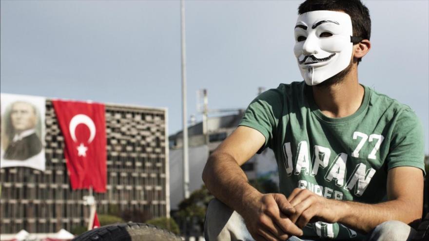 Un ciudadano turco lleva una máscara por la cual se conoce a los hackers de Anonymous, durante las marchas antigubernamentales en la plaza Taksim de la ciudad de Estambul en 2013.