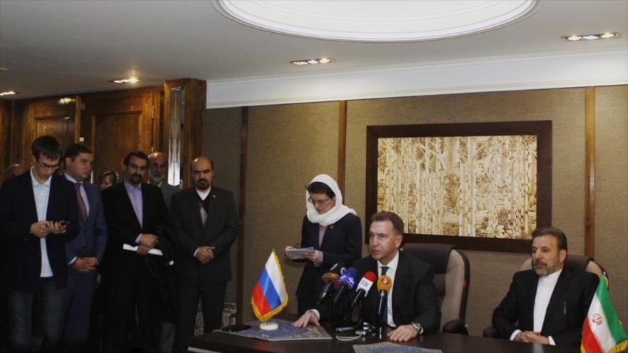 El ministro de Tecnología de la Información y las Comunicaciones de Irán, Mahmud Vaezi (dcha.), y el viceprimer ministro de Rusia, Igor Shuvalov, en una reunión en Teherán, capital de Irán, 23 de diciembre de 2015.