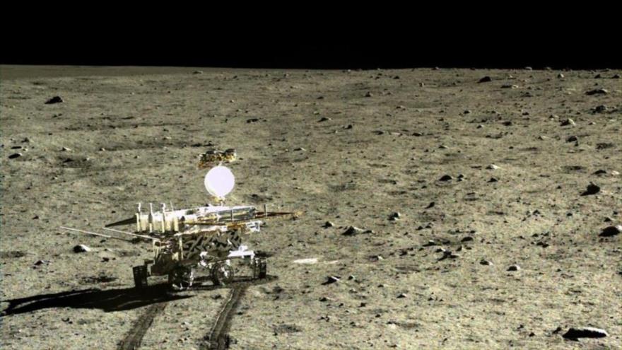 El ‘rover’ chino Yutu, fotografiado por el vehículo aterrizador ‘Change-3’ tras el aterrizaje en la Luna.