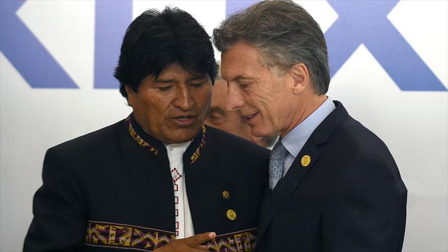 El presidente de Bolivia, Evo Morales (dcha.), y su par argentino, Mauricio Macri.