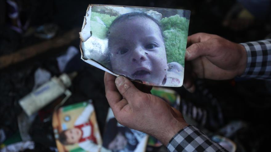 Fotos de Ali Saad Daubasha, niño palestino de un año y medio, que murió quemado en un incendio provocado intencionalmente por colonos israelíes a su casa, en la aldea de Kfar Duma, cerca de la ciudad cisjordana de Nablus.
