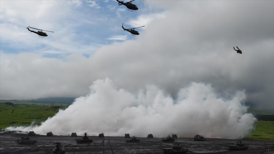 Tanques y helicópteros de las Fuerzas de Autodefensa de Tierra de Japón (SDF, en inglés) disparan durante un ejercicio militar anual, al pie del Monte Fuji en la prefectura de Shizuoka (sur), 18 de agosto de 2015.