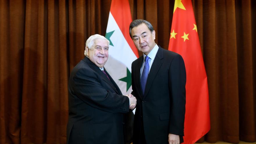 El canciller sirio, Walid al-Moalem, se reúne con su homólogo chino Wang Yi, en Pekín, capital de China, 24 de diciembre de 2015.