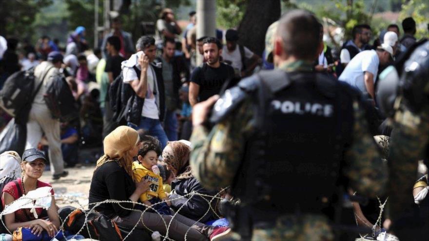 Un grupo de migrantes en las fronteras de Macedonia.
