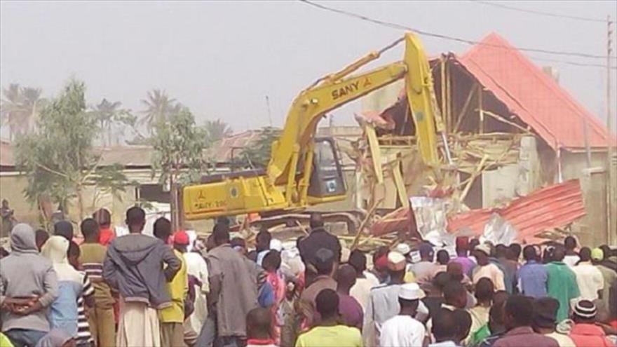 Una excavadora destruye el edificio en el que se encuentra la tumba de la madre del prominente clérigo musulmán nigeriano, el sheij Ibrahim al-Zakzaky, Hajja Saleha Muhamad, en la norteña ciudad de Zaria, 23 de diciembre de 2015.