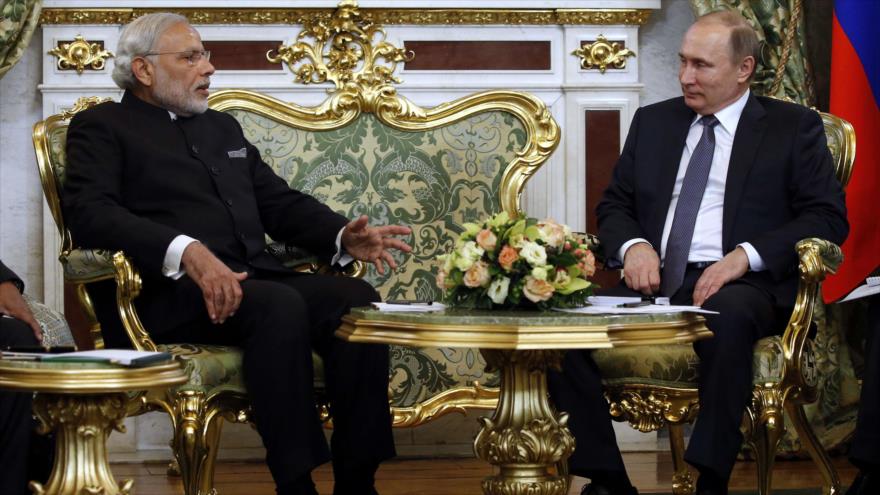 El presidente ruso, Vladimir Putin (dcha.), se reúne con el premier indio, Narendra Modi, en el Kremlin, Moscú. 24 de diciembre de 2015. 