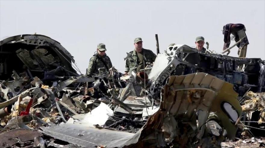 Restos del avión de pasajeros Airbus A321 ruso que cayó en la península egipcia de Sinaí.