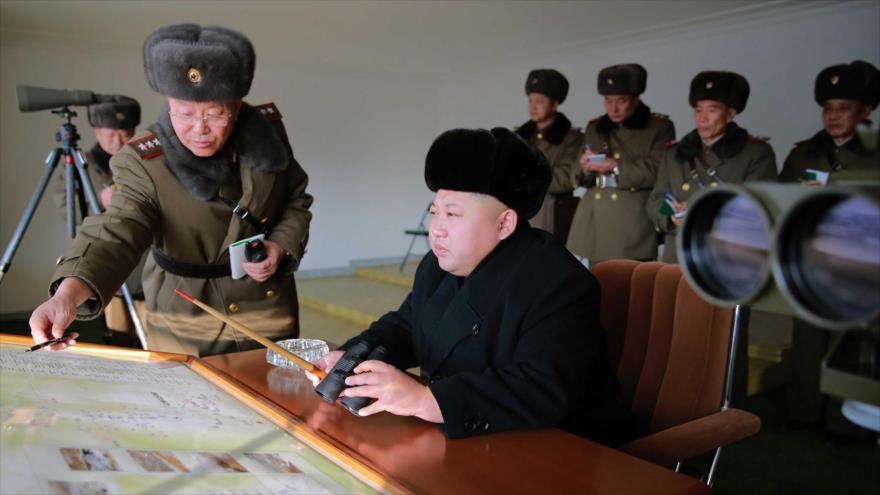 El líder norcoreano, Kim Jong-un (centro) observa las maniobras del Ejército Popular de Corea (EPC). 24 de diciembre de 2015.