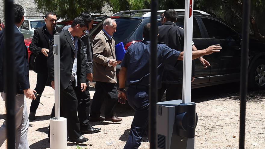 Expresidente de la Conmebol, Eugenio Figueredo, escoltado por la policía, arribó a Uruguay extraditado por Suiza. 24 de diciembre de 2015
