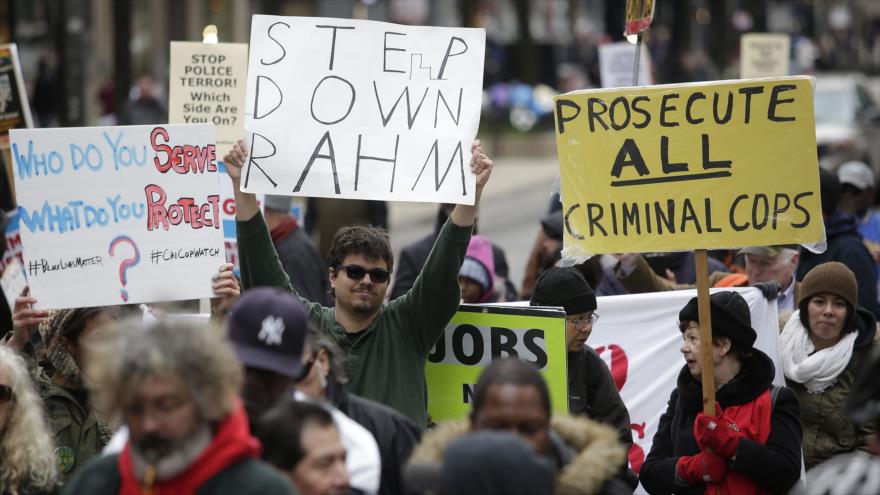 Cientos de manifestantes en Chicago (EE.UU.) protestan contra la muerte a tiros del afroamerciano Laquan McDonald por la policía Jason Van Dyke. 24 de diciembre de 2015