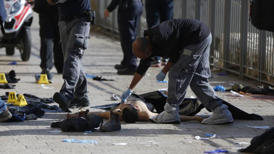 Cuerpo de un palestino tras ser abatido por soldados israelíes en Al-Quds (Jerusalén).