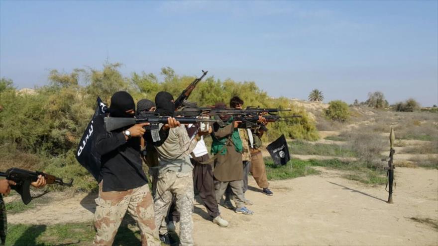 Integrantes del grupo terrorista EIIL (Daesh, en árabe) son entrenados en una localidad en la provincia iraquí de Diyala.