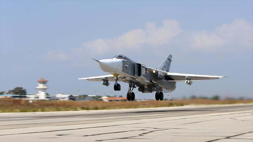 Un cazabombardero ruso Su-24 despega de la base aérea de Hmeimim, en la provincia noroccidental siria de Latakia.